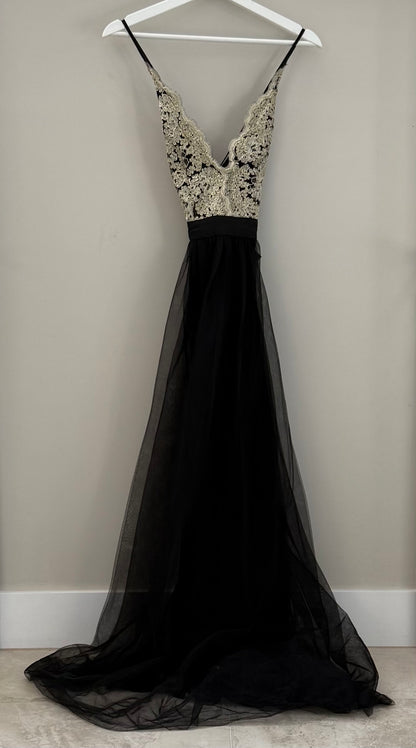 STUNNER Maxi Black/Gold Formal Dress