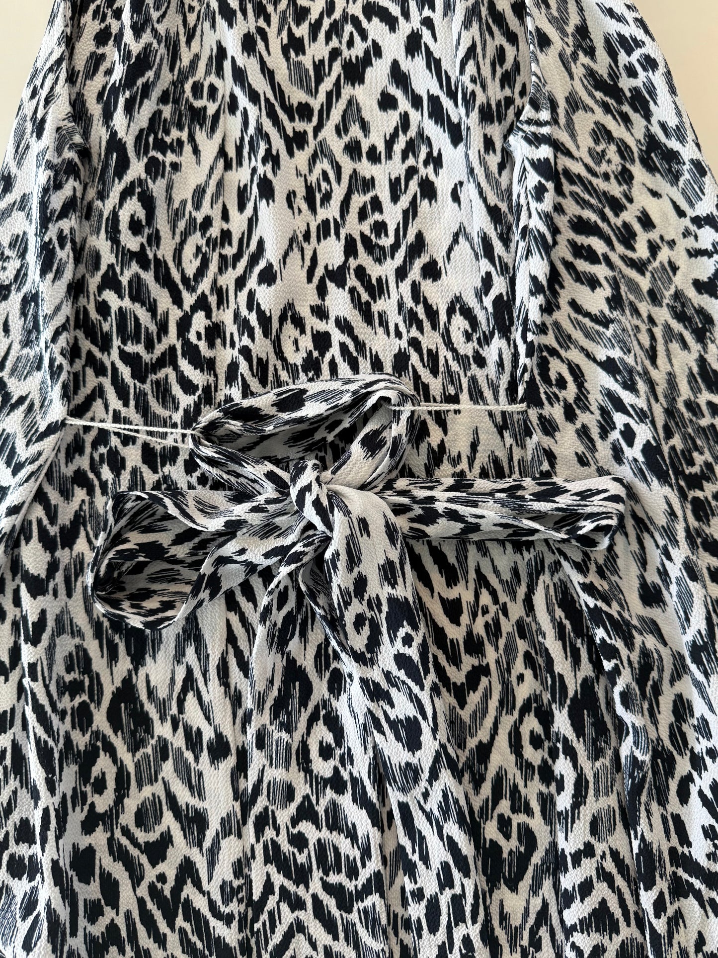 DECJUBA Black/White Knee Length Dress